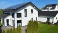 Gartenseite mit PV-Anlage