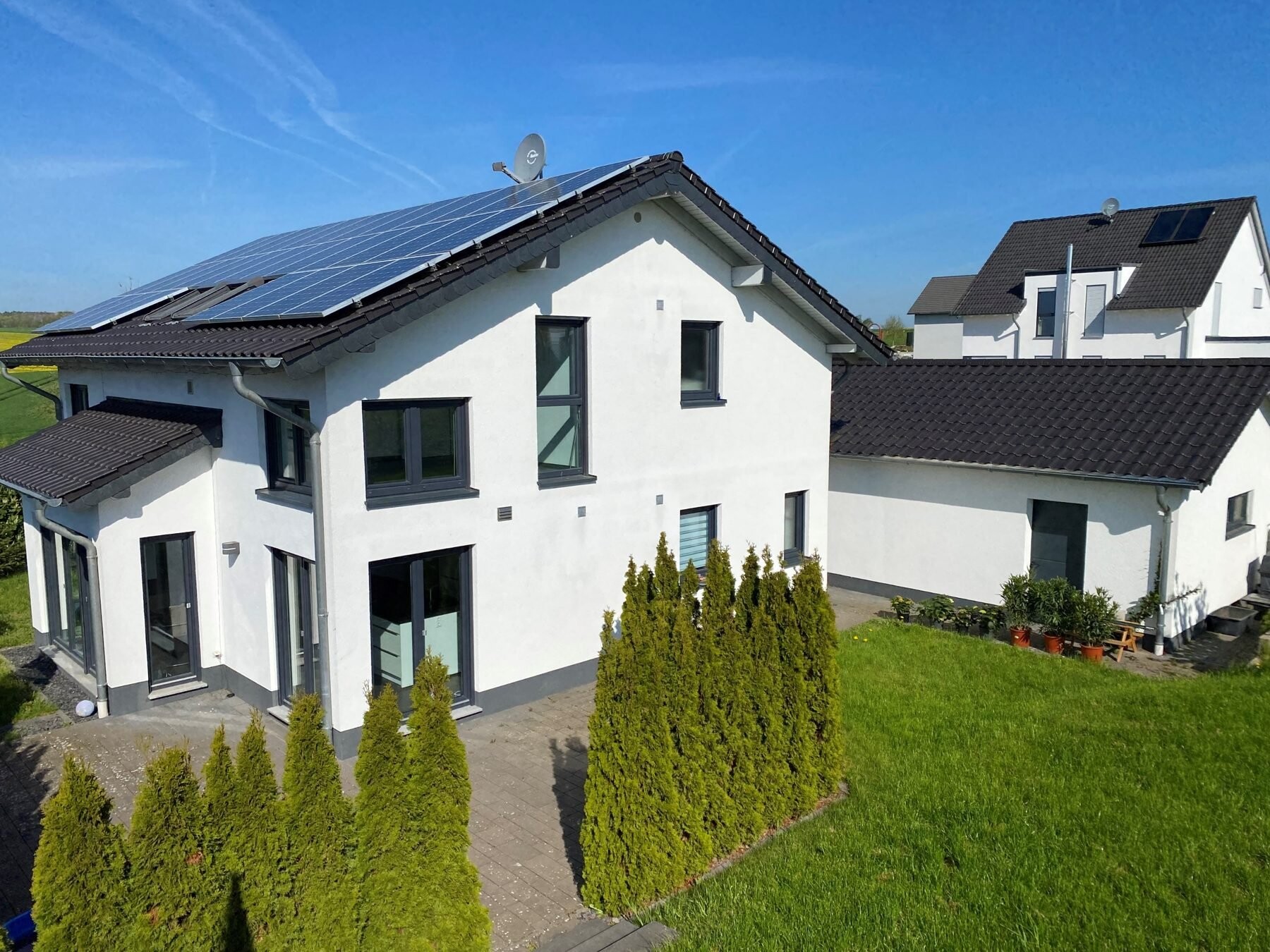 Gartenseite mit PV-Anlage