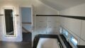 Bad im OG mit Badewanne und LED-Spiegel