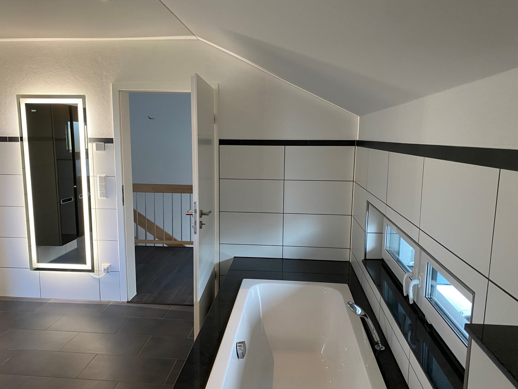 Bad im OG mit Badewanne und LED-Spiegel